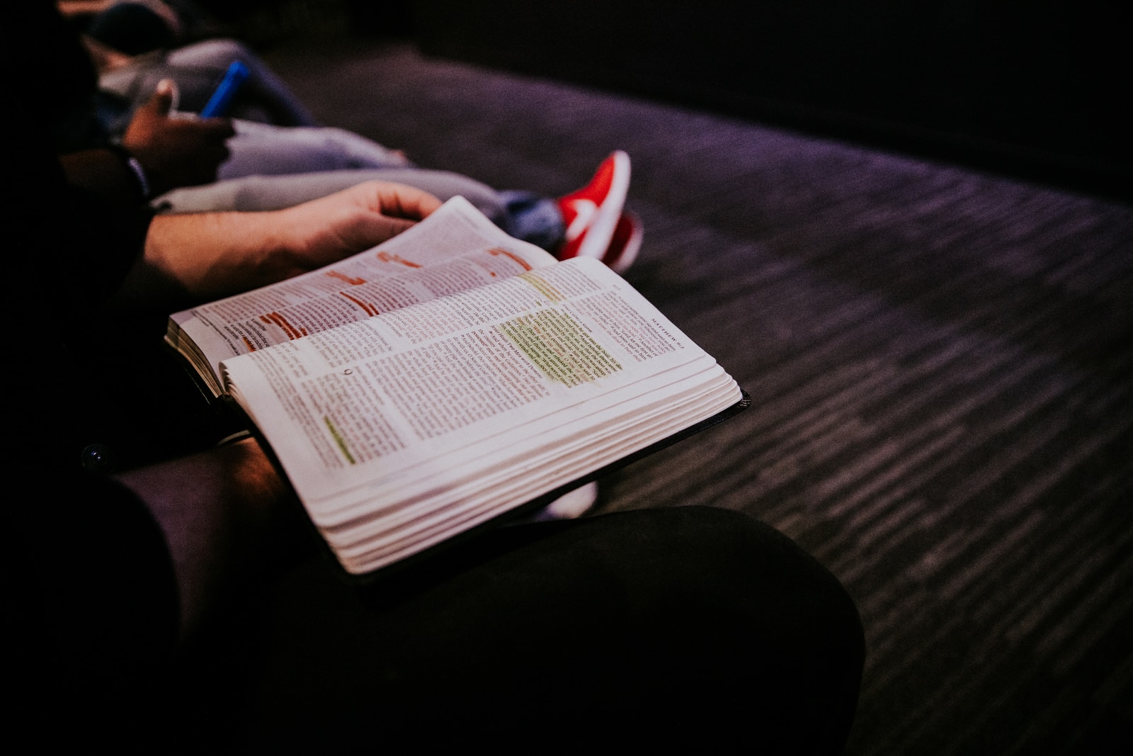 Photo by Hannah Busing person reading book